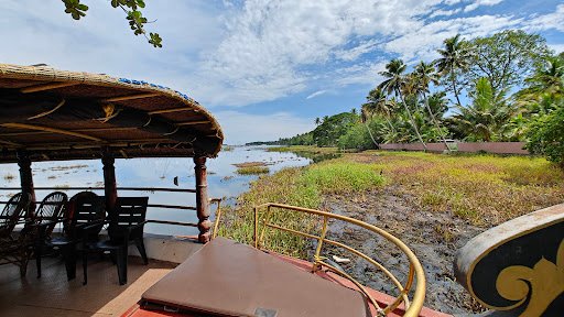 Lucka'S Open Restaurant